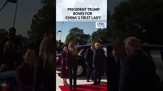 Rare Moment: Trump Bends Down To Greet China's First Lady Peng Liyuan At White House | N18G Rare Moment: Trump Bends Down To Greet China's First Lady Peng Liyuan At White House | N18G