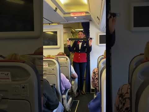 Бортпроводник AZUR air Екатерина показывает аварийно-спасательное оборудование Boeing 767, часть 2