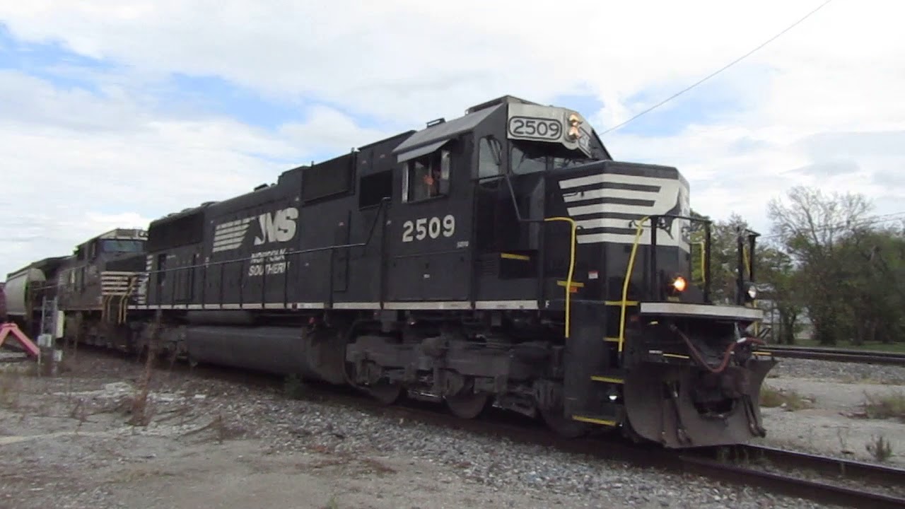 Ns 2509 Sd70 Leads Ns 111 In Centralia Illinois Youtube