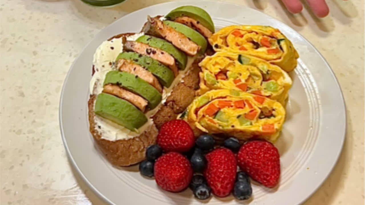 沉浸式早餐｜三文鱼牛油果奶酪欧包 杂蔬厚蛋烧 雪梨黄瓜汁