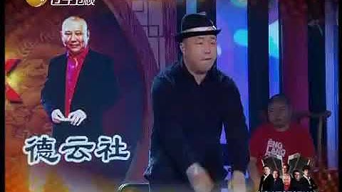 烧饼这次帅了！黑衣黑裤带着黑帽，不说相声改跳舞了