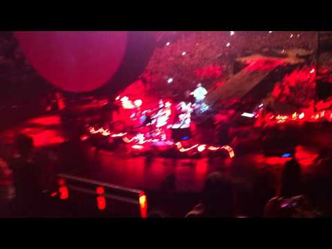 Violet Hill & God put a smile upon your face - Coldplay @ O2 London 9-12-2011