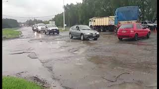 Un pozo que podria romper un auto en el cruce de Ruta 10 y 11