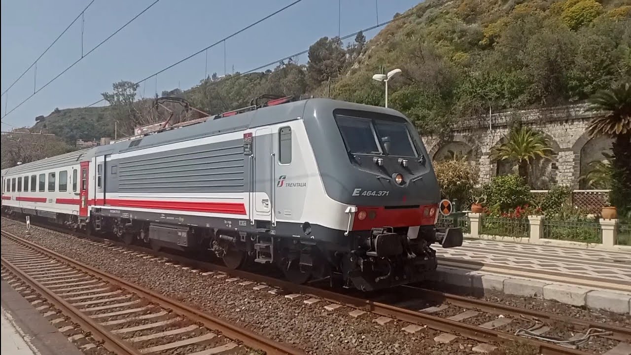 Trenitalia InterCity IC724 Siracusa-Roma at Taormina, Sicily- with 2x E464 locos 16/04/22