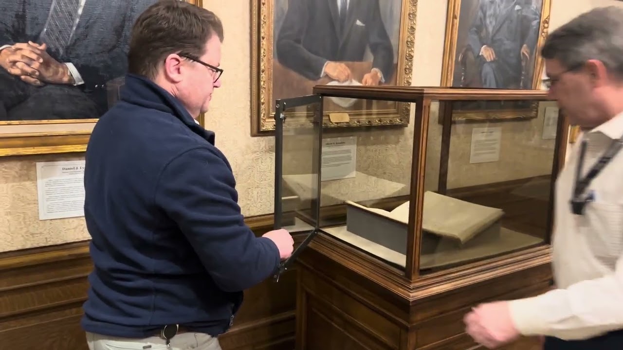 Презентация Конституции штата Вашингтон в кабинете губернатора.