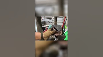 Het verwijderen van een aandrijfas met kruiskoppeling