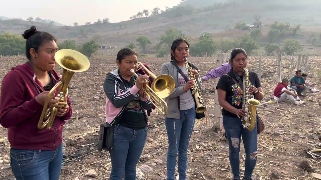 Las mujeres también pueden QUE CHINGÓN SUENA el corrido MACARIO LEYVA con estas señoritas GUERRENSES