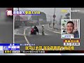 獨家》你好帥！ 老公冒雨救摔車騎士 全身濕老婆感動@newsebc