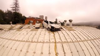 Auto en el techo de un colegio: Drone muestra cuál fue el recorrido