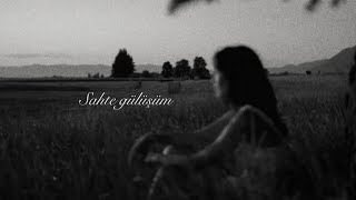 “Sahte Gülüşüm” Şarkısı