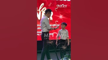 NSUT Quốc Cơ cẩn thận hướng dẫn cho con trai trước khi 2 cha con biểu diễn xiếc tại sự kiện