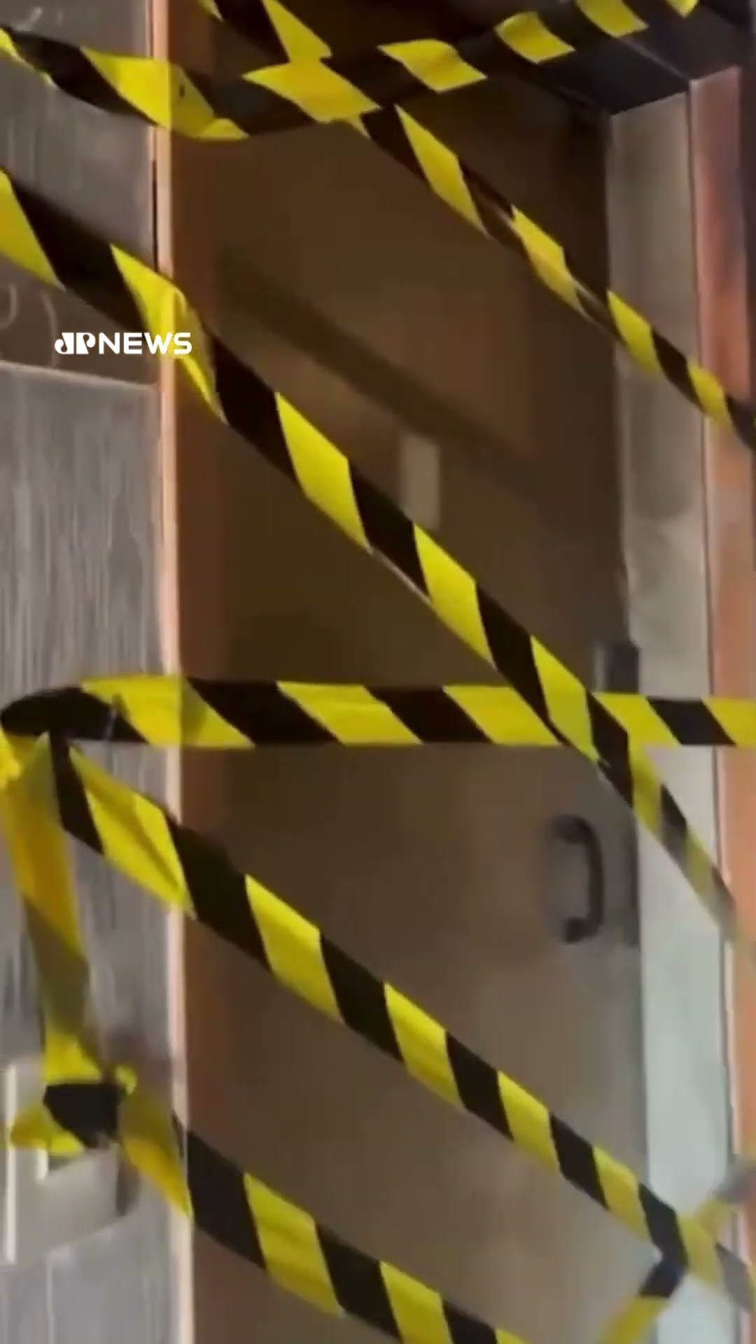 Câmera flagra homem saindo de apartamento incendiado na Bela Vista, em SP #shorts