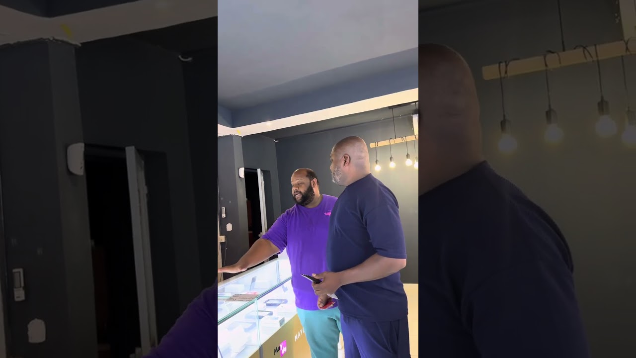 KANGA M ET ROHOMBI ACHÈTENT UN TÉLÉPHONE CHEZ MAYDO