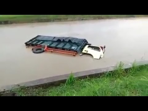 Jalan Licin Truk  Terguling Ke Sungai di Songgom Brebes 