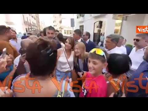 Video Bagno di folla e selfie per Giorgia Meloni alluscita dallhotel a Bari