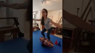 Ativação de equilíbrio com a professora de Pilates, Camile Fernandes #evolutionboard #pilates