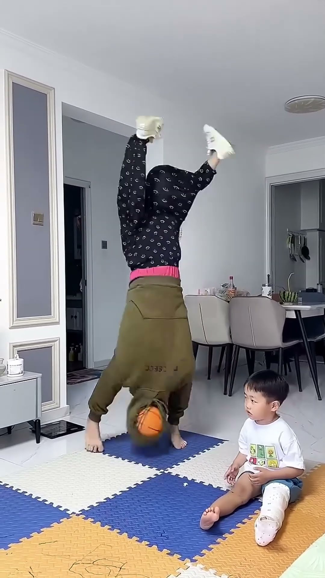 爸爸带娃花样百出，儿子给逗乐了！#Cute baby#Cute#呆萌小米宝#聪明宝宝#萌娃#整蛊#测试