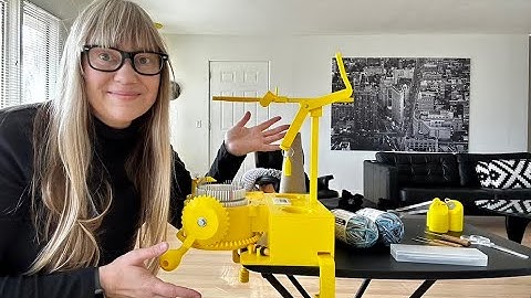 Unbox my new Dean & Bean sock knitting machine with me ... and then we’re off to my first crank-in!