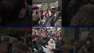 الشرطة الألمانية تفض مظاهرة بالعنف لطلبة الجامعة دعما لفلسطين في برلين