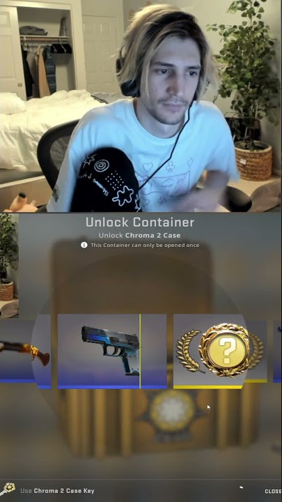 #SHORTS XQC UNBOXES A 4000$ KNIFE ON CSGO