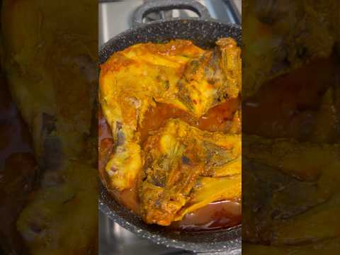 مرغ بدون آب و روغن پیاز ادویه مرغ حرارت کم رب و تمااام اینجا مرغ با عصاره خودش و پیازها میپزه