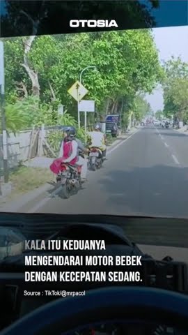 Cara Boncengan Motor Dua Sejoli Ini Lucu Banget, Lagi Marahan Jadi si Cewek Hadap Belakang #shorts