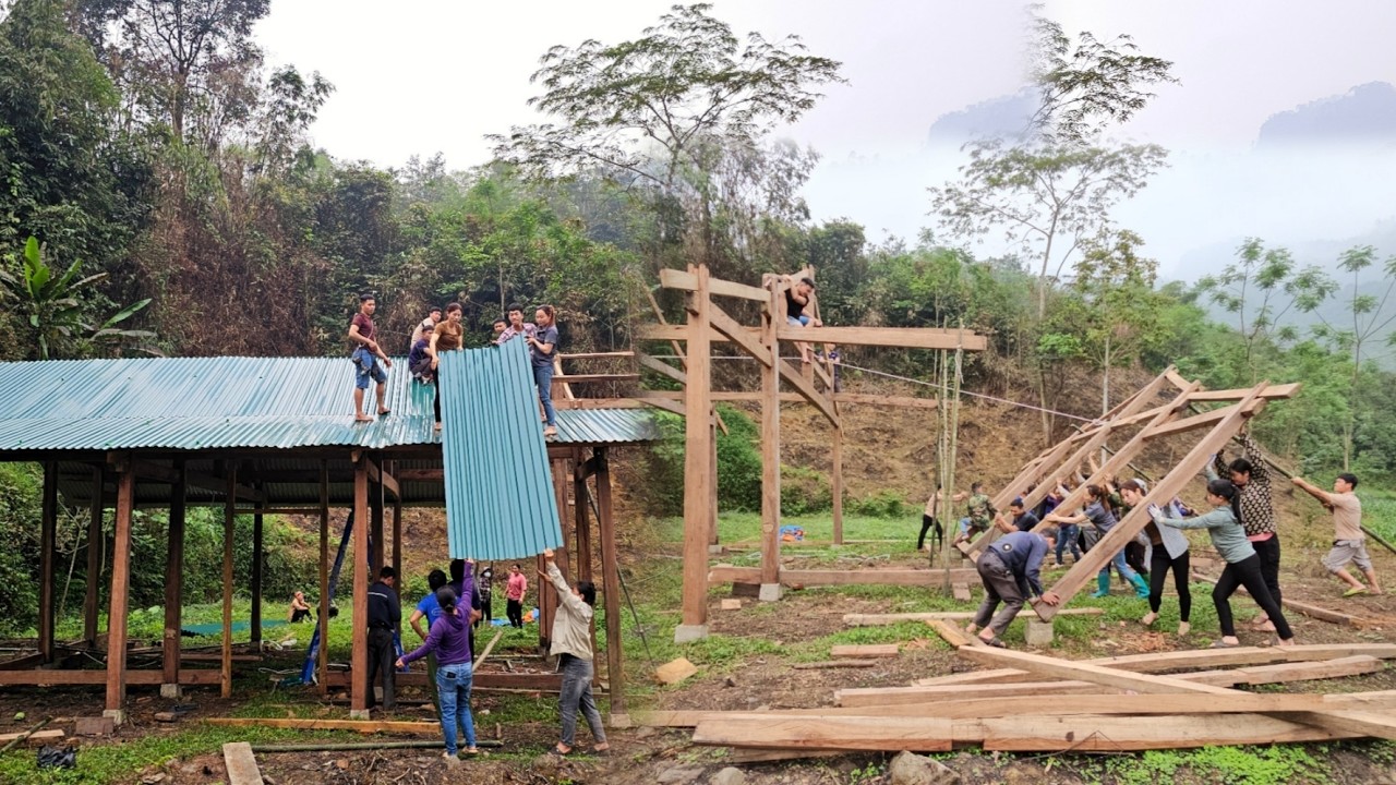 How to build a complete wooden house in the mountains.