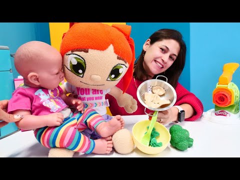 Play Doh hamuru ile bebek bakma oyunu. Ayşe Lily için yeşil makarna yaptı! Kız videosu