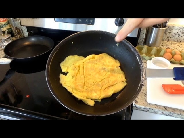 3 Ways to Flip an Omelet - wikiHow