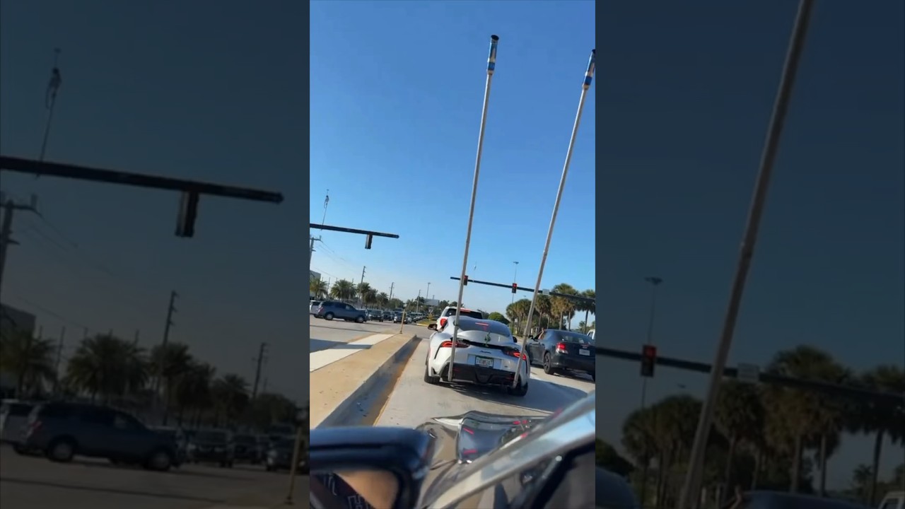 Он увидел самую сумасшедшую машину на дороге 😳