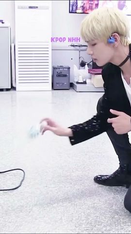 Taehyung gewann Spiel Flasche Flip durch die Methode gelehrt von Jungkook #shorts #jungkook #v