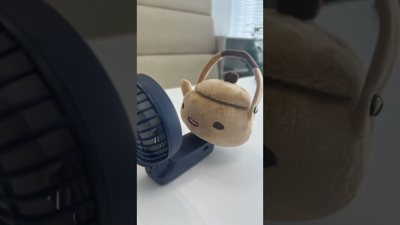 【健気】ハンディ扇風機の風が強すぎて飛ばされそうだけど、必死に耐えるやかんくん💨