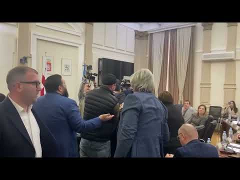 ხმაური ბათუმის საკრებულოში - ერთმანეთს გახარიას პარტიის და  „ოცნების“ დეპუტატები დაუპირისპირდნენ