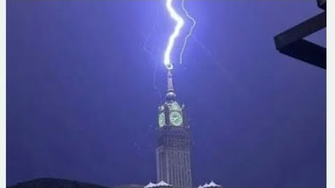 Thunder on clock tower video makkah flood update😖😖😖😭😭😨😨