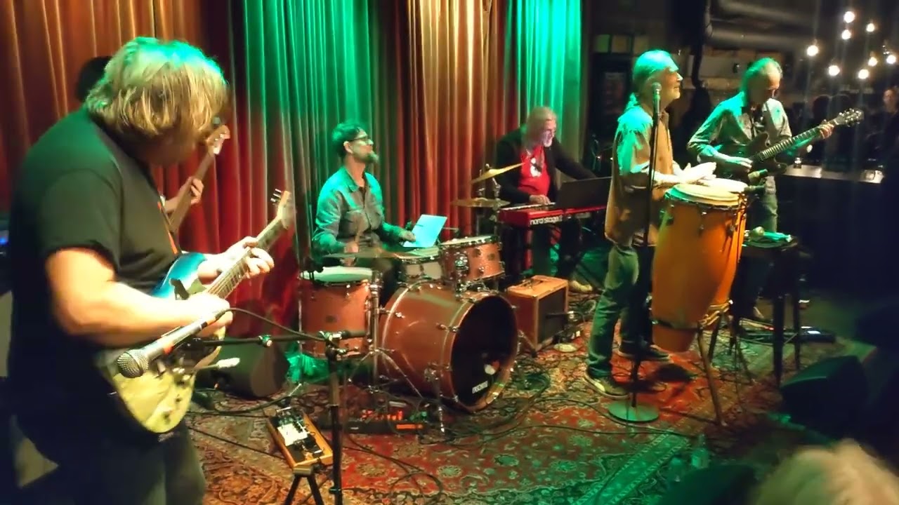 Kenny Håkansson i Bossebandet öser på