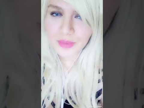 قمر بتغني اغنيه شو حلو