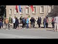 Studentët refuzojnë ftesën e Ramës, heqin stolat prej guri para Kryeministrisë: Jep dorëheqje!
