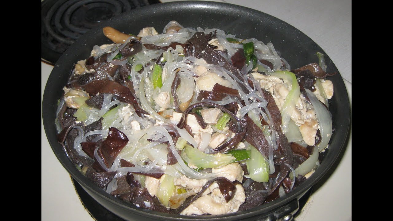 Hu Tiu Bun Tau Xao Thit Ga, Nam Meo (Stir-Fried Rice Noodles with Chicken, Mushrooms and Vegetables)