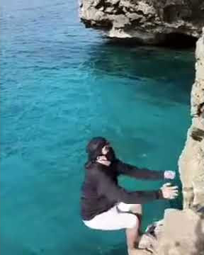 ORANG SALTO DI MAKAN HIU!!!