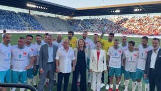 EURO 2008'deki Türkiye-İsviçre Maçının Oyuncuları, Depremzedeler Yararına Sahaya Çıktı