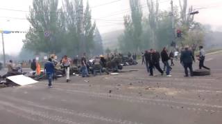 Мариуполь.9 мая,2014.Танки армии Украины врываются через баррикаду в Мариуполь, 9 мая 2014