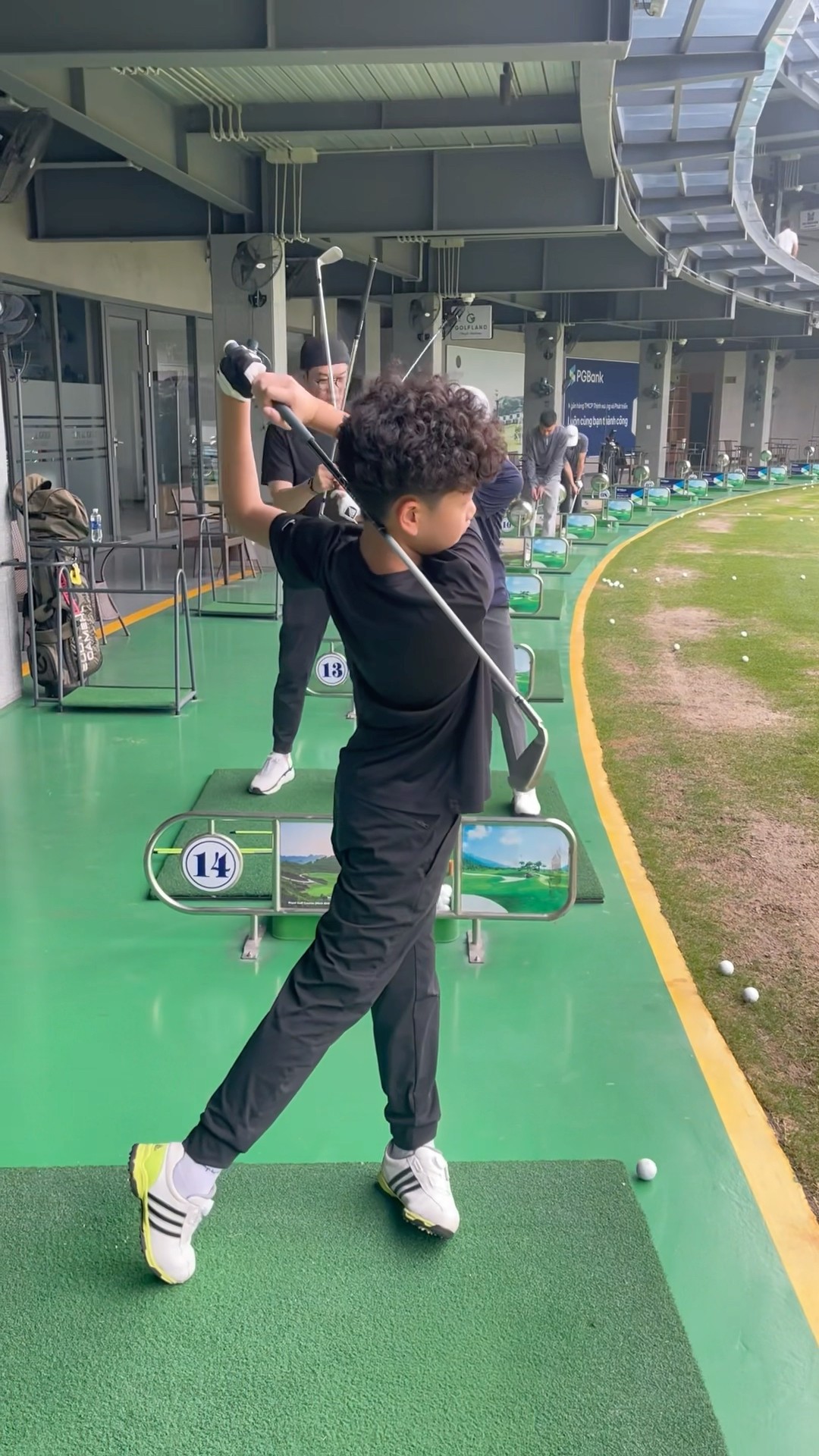 (Golf familyVN) được sự rèn luyện của thầy em có cú fullswing đẹp ?#golf #shorts