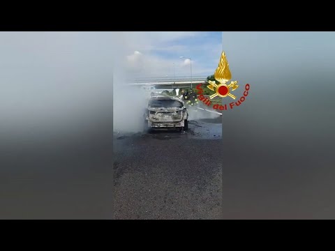 Video Incidente in A4, non si accorge della coda, auto tampona un Tir e prende fuoco, una vittima:...