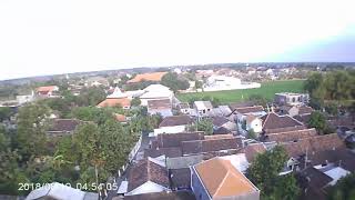 Aksi Extrim terbangin drone di perkampungan