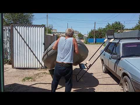 Багажник для перевозки лодки.