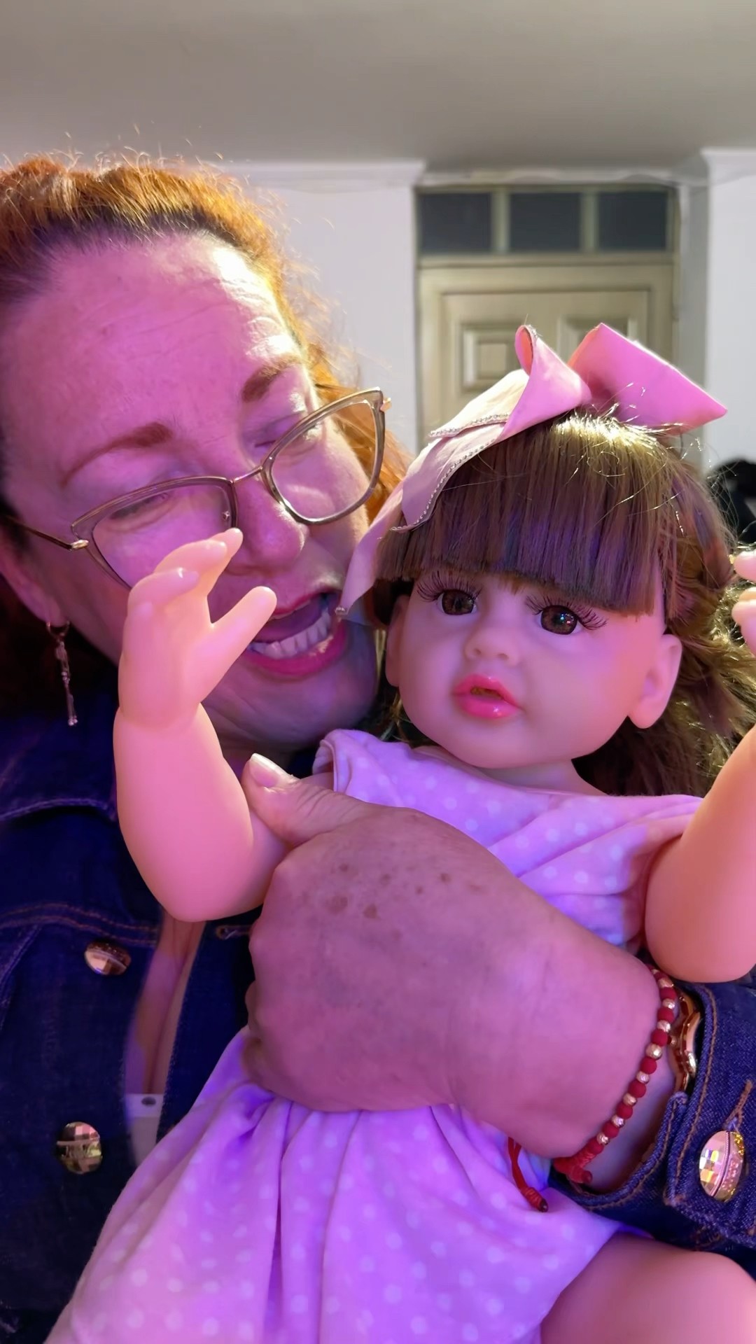 Mi abuela me cuida mi muñeca por un día #humor #cosasdefamilia #comedia #humorfamiliar #comedy #cos