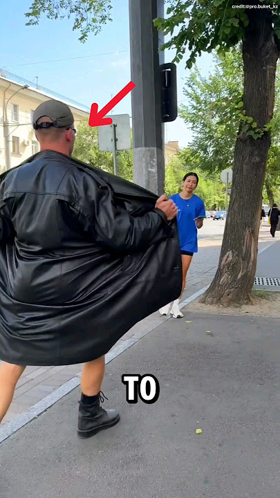Orang ini jalan-jalan TELANJANG!😳😱