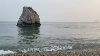 Calm waves splashing on the pebble beach | White noise for study