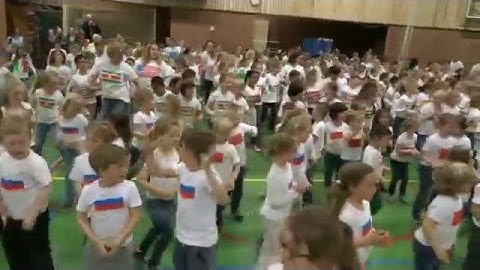 Schoolproject dansend de wereld rond.