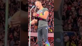Chris Martin commuove tutto lo Stadio Maradona a Napoli con l’omaggio a #PinoDaniele 🥹 #Coldplay 💫